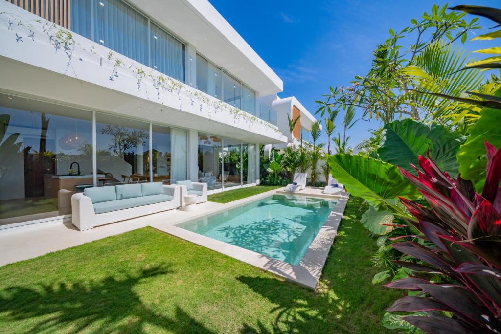 une vue extérieure d'une maison avec piscine dans l'établissement Luxury 3BR Seseh Villa Ocean View with Rooftop Lounge & Beach Access, à Cemagi