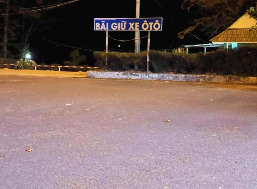 Una señal de calle en un estacionamiento por la noche en Hoàng Nga 2 Homestay, en Phan Thiet