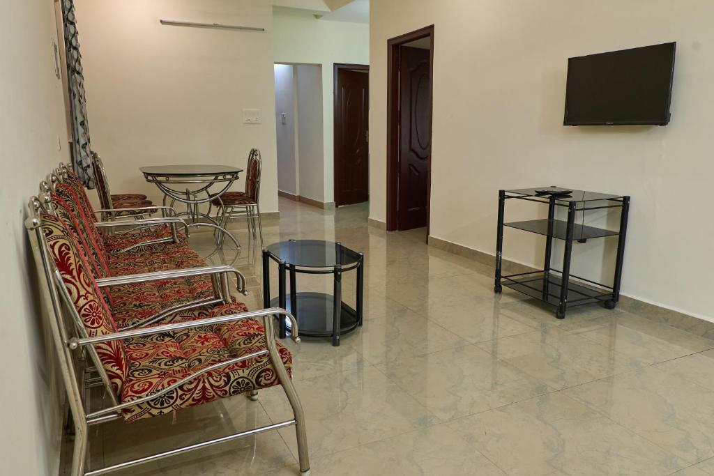 Una televisión o centro de entretenimiento en Immanuel Homestay, Kalathipady, Kottayam, Flat D