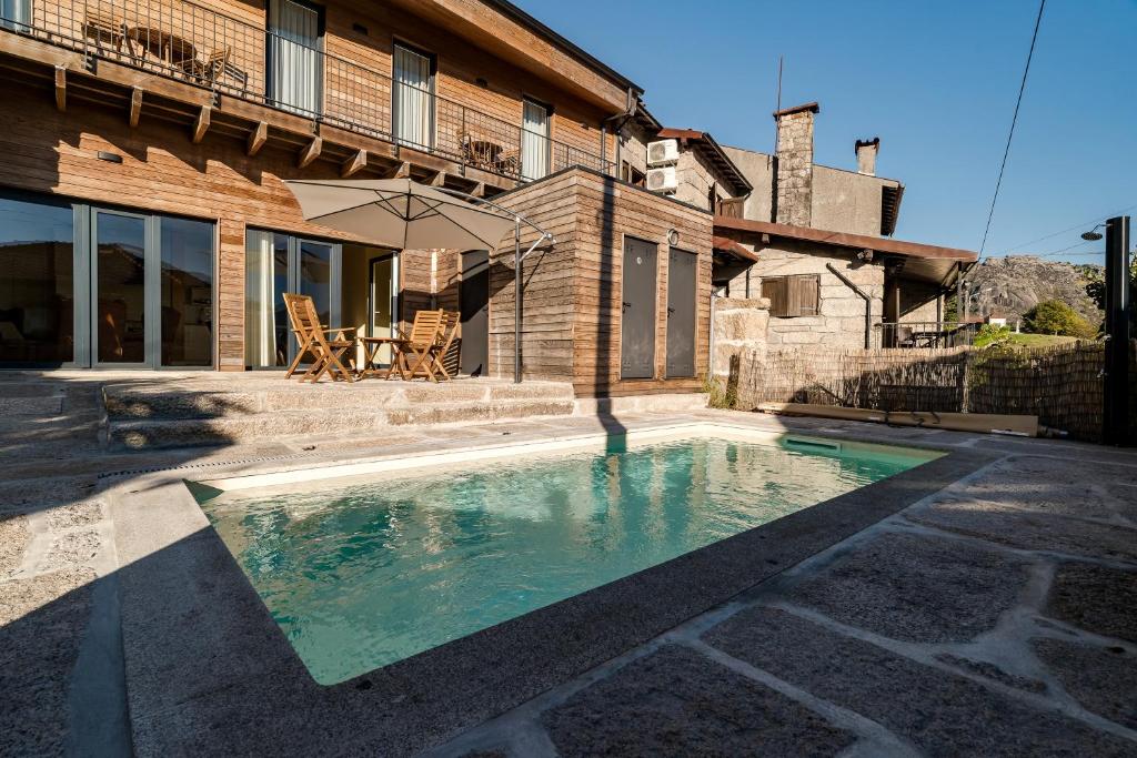 Bazén v ubytování Grandmother Custódia's House Gerês nebo v jeho okolí