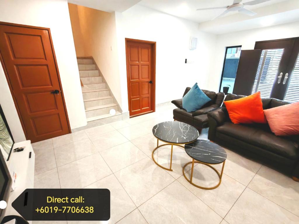 ein Wohnzimmer mit Sofa und Tisch in der Unterkunft Soga Homestay 6 Rooms 4 Baths New House in Batu Pahat
