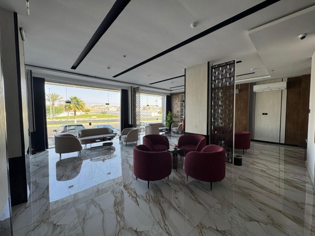 Un vestíbulo con sillas y una mesa en una habitación. en Niyama Hotel, en Umm Lajj