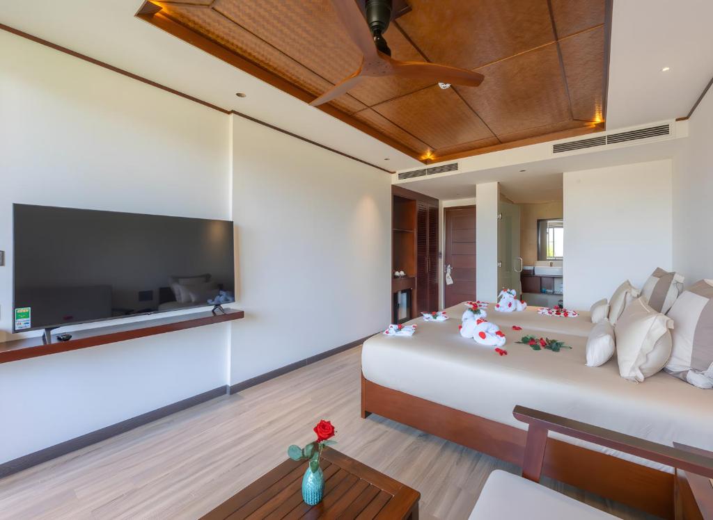 Phòng Deluxe Giường Đôi/2 Giường Đơn Nhìn Ra Hồ Bơi