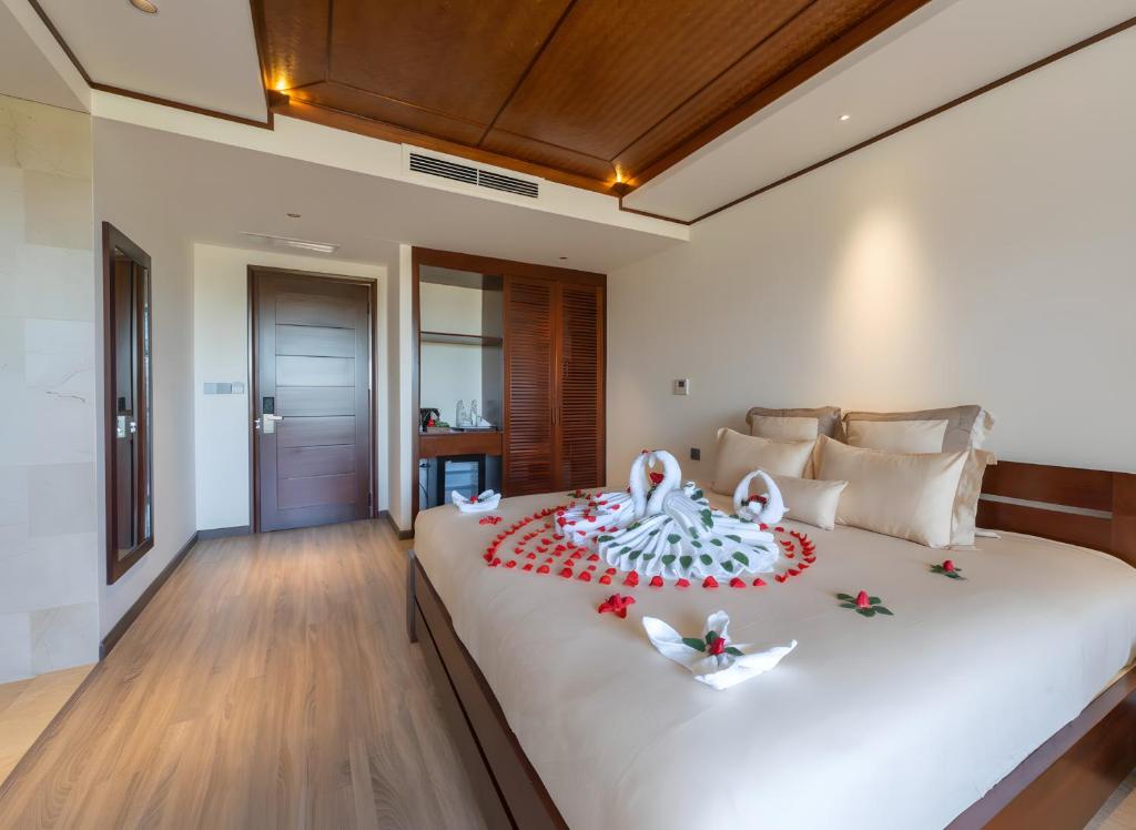 Phòng Deluxe Giường Đôi/2 Giường Đơn Nhìn Ra Hồ Bơi