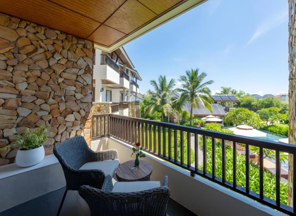 Phòng Deluxe Giường Đôi/2 Giường Đơn Nhìn Ra Hồ Bơi