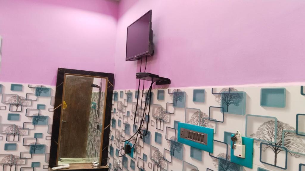 TV a/nebo společenská místnost v ubytování New SRI GURU BHAVAN