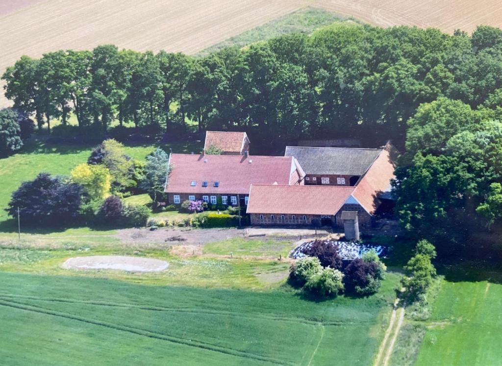 BadbergenにあるModerne Ferienwohnung mit Fachwerkcharmeの農家の空見