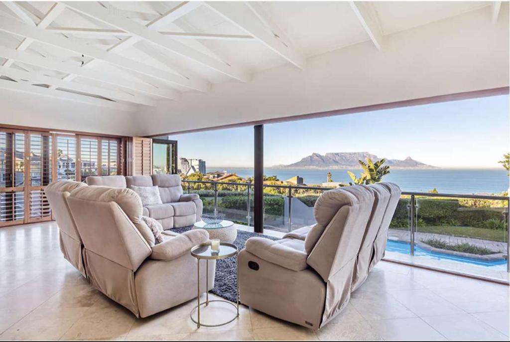 ein Wohnzimmer mit 2 Stühlen und Meerblick in der Unterkunft Luxury Coastal Living with Sea and Mountain View in Big Bay