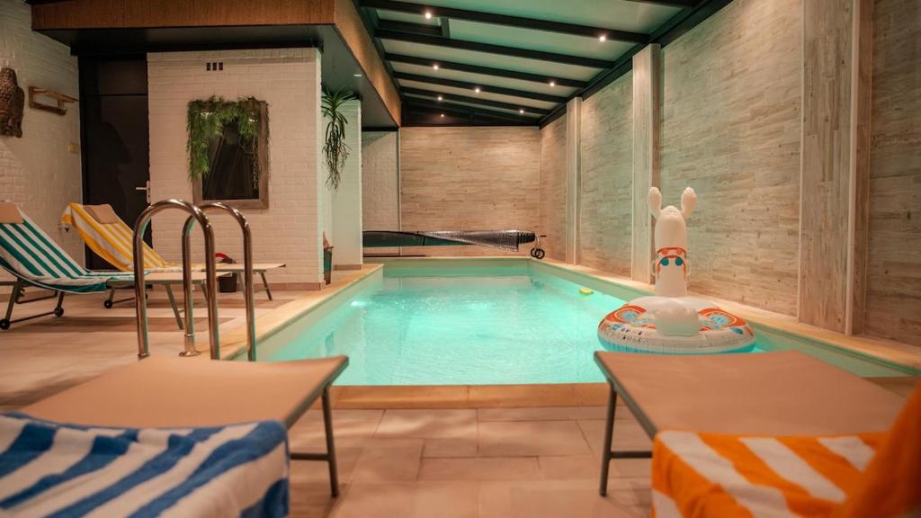 Swimmingpoolen hos eller tæt på So'Lodge Spa & Piscine