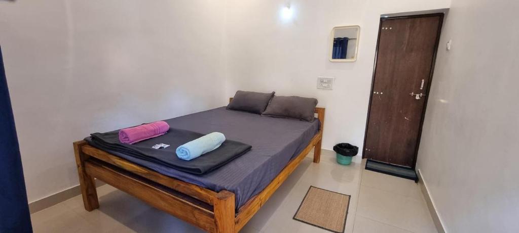 une petite chambre avec un lit dans une pièce dans l'établissement Secret Paradise, à Gokarna