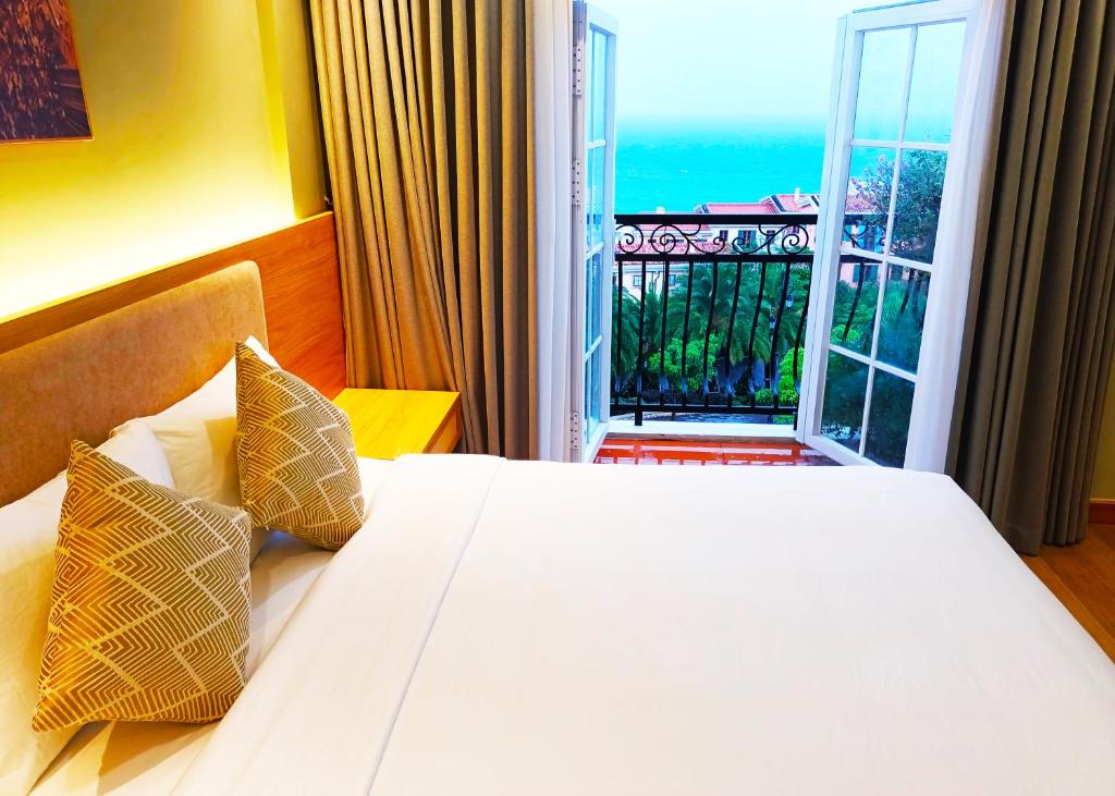 フーコックにあるHD Hotel Sunset Townの海の見えるベッドのある寝室