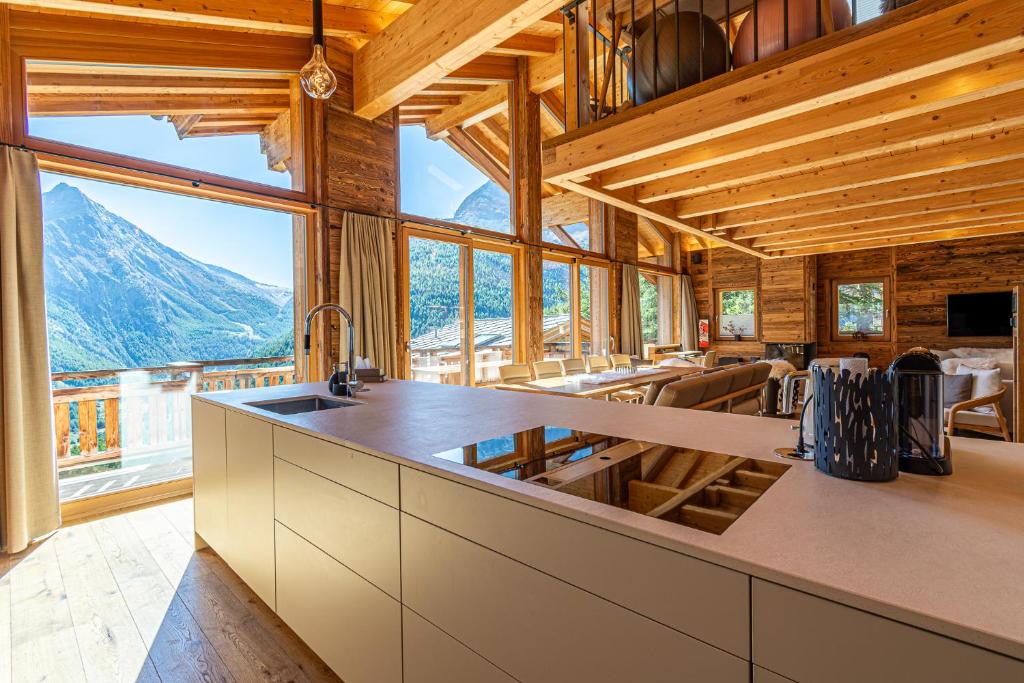 eine Küche mit Bergblick in der Unterkunft Chalet Wooden Pearl - Ultimate Luxury & Privacy! in Saas-Fee