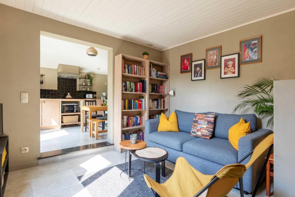 een woonkamer met een blauwe bank en een tafel bij Atlas Guesthouse in Brugge
