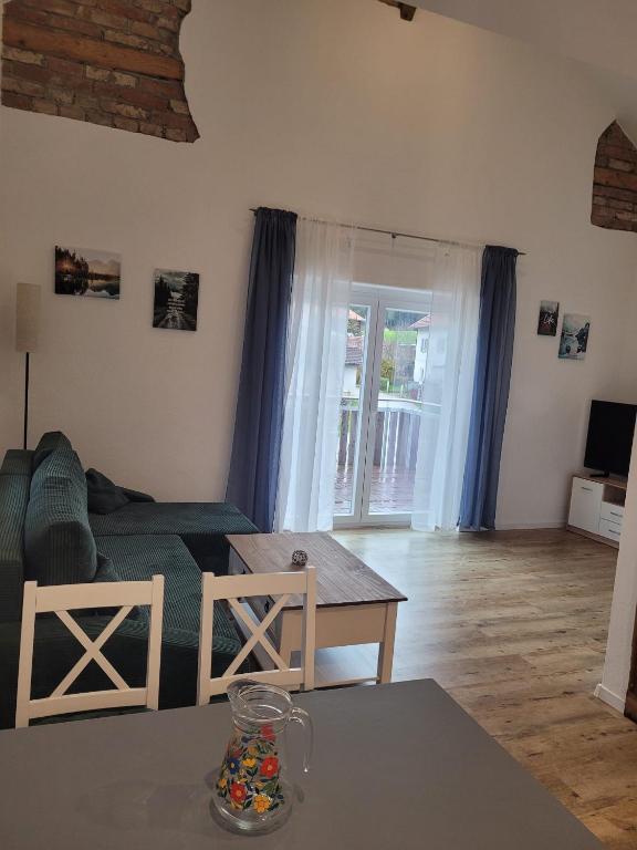 a living room with a couch and a table at Ferienwohnung Lindenblüte in Eggenthal