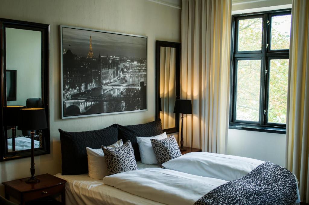 um quarto com uma cama e uma fotografia de uma cidade em Park Hotel & Vinbar em Frederikshavn