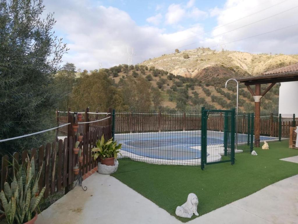 ein Tennisplatz in einem Hof mit einem Zaun in der Unterkunft Caminito Del Rey Valley House in Valle de Abdalagís