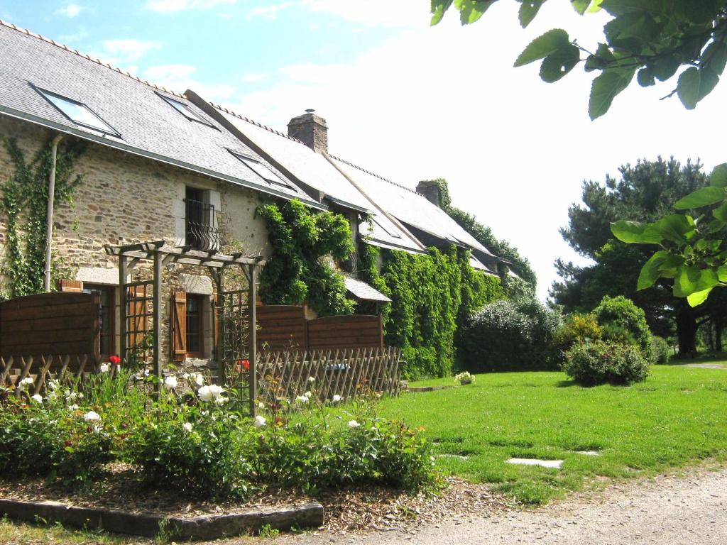 an old house with a garden in the yard at Gîte à la ferme I An Ti Ar Sav Heol in Sarzeau