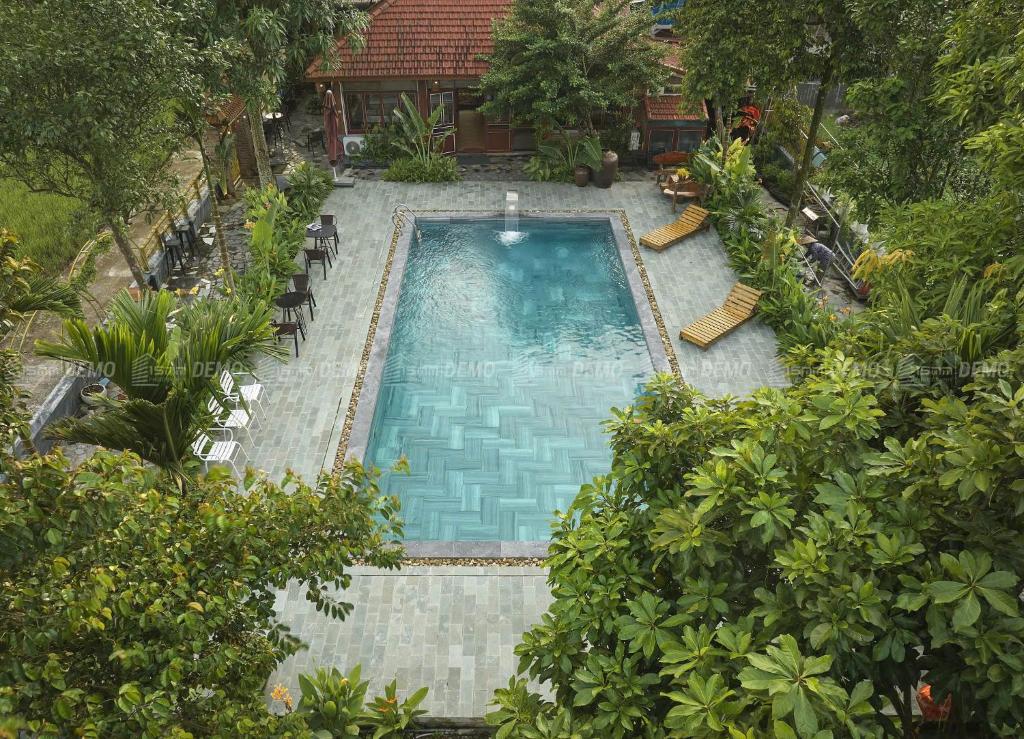 widok z góry na basen w ośrodku wypoczynkowym w obiekcie TamCoc Moon An Bungalow & Cafe w mieście Ninh Binh