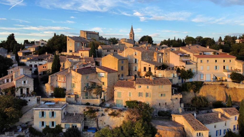 een groep huizen in een stad met een kerk bij Magnifique Suite - Fox Duke South Vieux Village in Les Angles Gard
