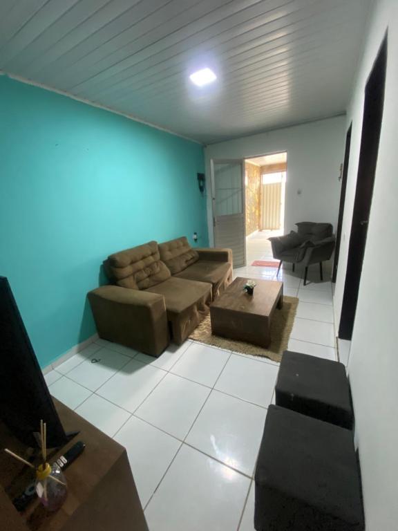 a living room with a couch and a table at Alugo casa festival de inverno in Garanhuns