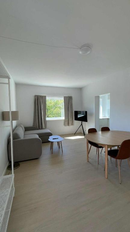 een woonkamer met een tafel en een bank bij Leiti House in Esbjerg