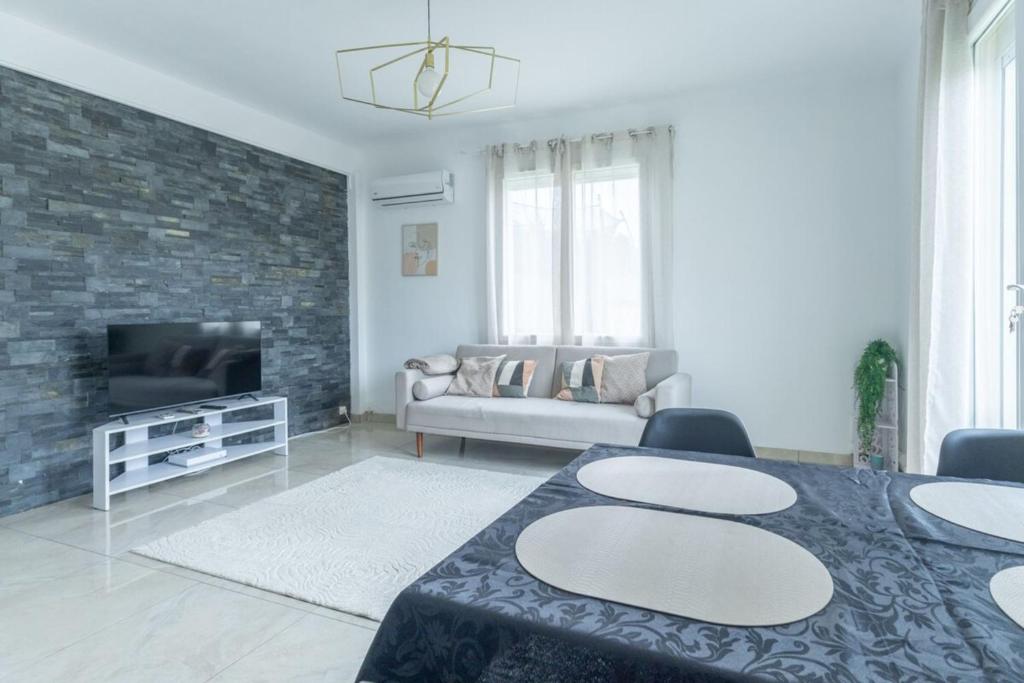 een woonkamer met een tafel en een bank bij Appartement T3 Allauch - Jardin calme - Cocon d'allauch in Allauch