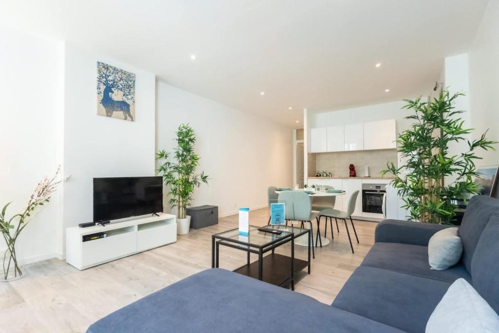 L'Olivier - Centre Ciotat à pied في لاسيوتا: غرفة معيشة مع أريكة وطاولة