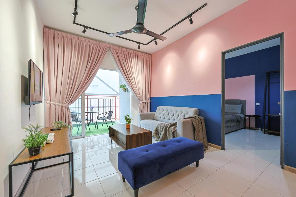 un salon avec un canapé et une table dans l'établissement FAMILY Unit Emerald Avenue 5-06, à Brinchang
