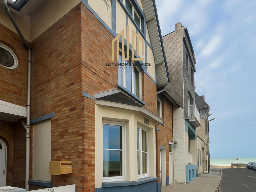 ブレ・デューンにあるVilla 363 - Détente en bord de Merの通りに面したレンガ造りの建物