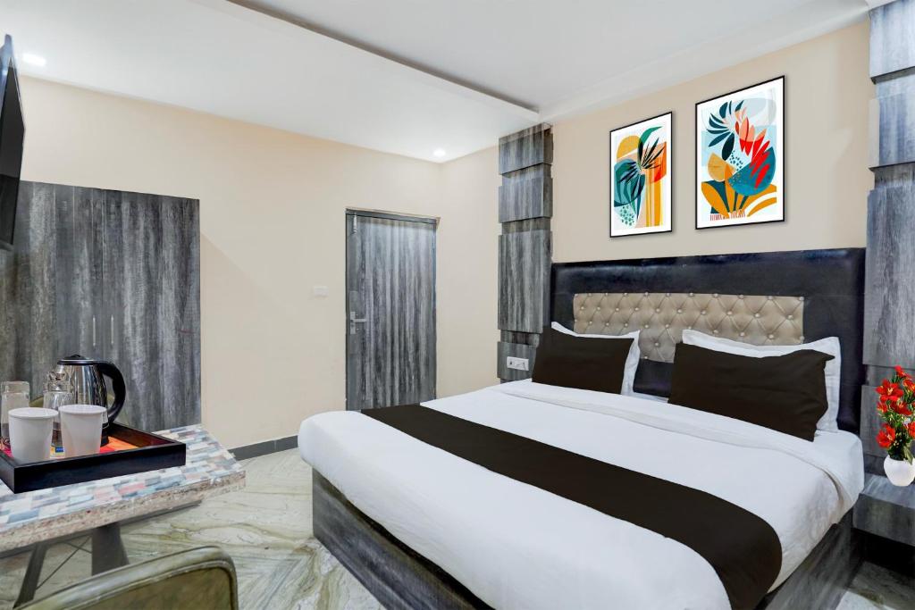 um quarto com uma cama grande e uma escrivaninha em Townhouse Central Prayagraj Bus Terminal Formerly Amba Palace em Civil Lines