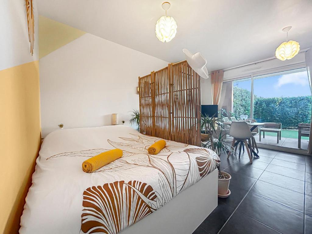 Кровать или кровати в номере Fabron studio et Résidence de Luxe avec Piscine