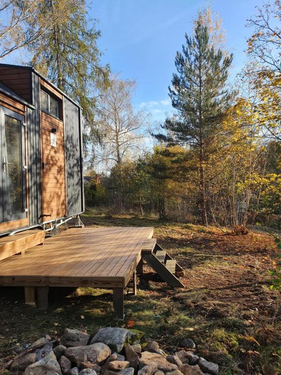GrillbyにあるVerkestaberg by Tiny Awayの木製デッキ付きのキャビン