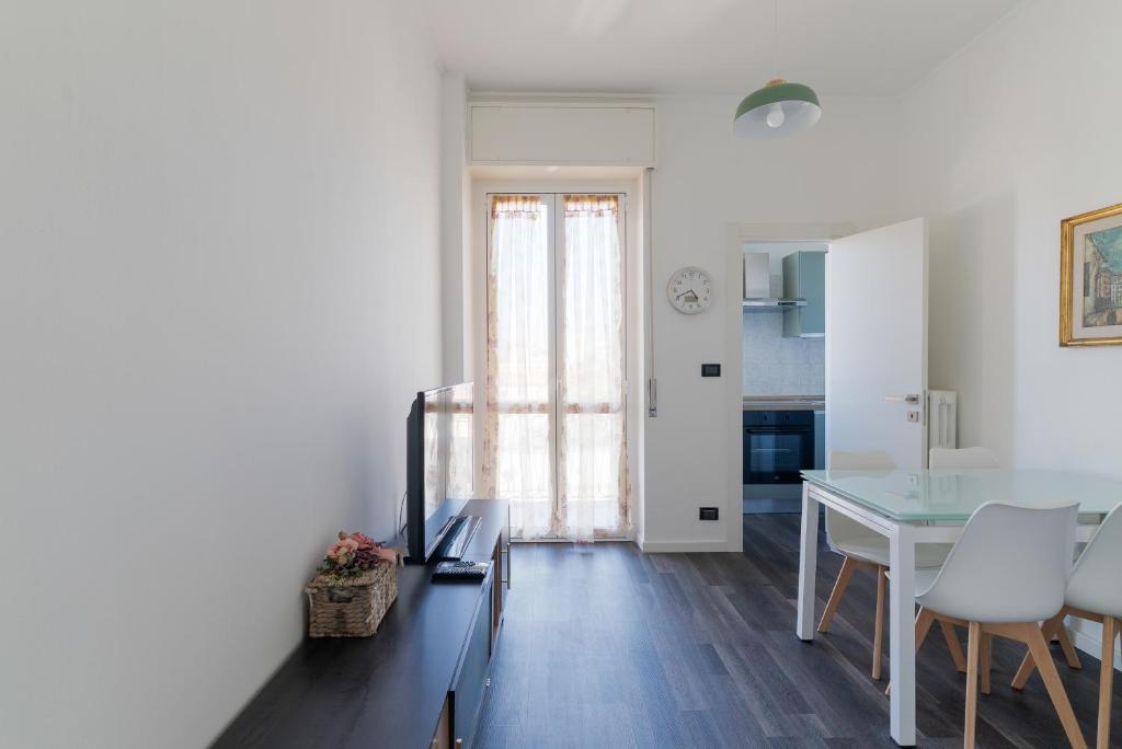 GuestHost - Comfy White Apartment