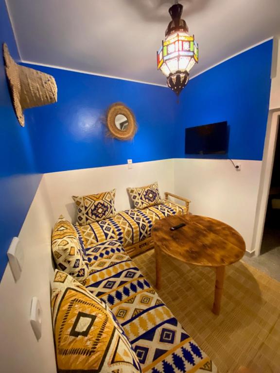 una habitación con dos camas y una mesa en Dar Minel- Deine Wohlfühloase mit Garten und Sonnenterasse, en Zaouit Massa