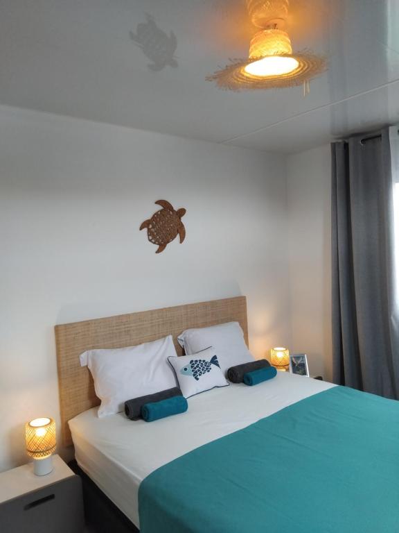 Ένα ή περισσότερα κρεβάτια σε δωμάτιο στο Pâquerette - Maison familiale au calme avec jardin