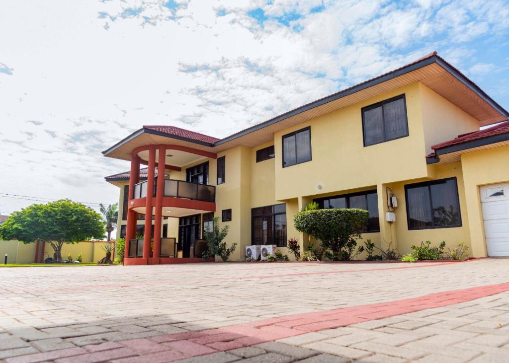 een huis met een oprit ervoor bij The Victory Residence in Accra