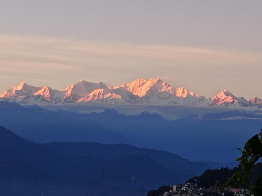 a view of the remarkables mountain range at sunset at Homestay Blue Horizon in Darjeeling
