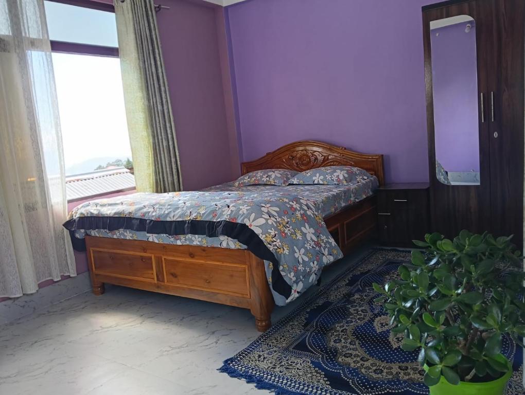 Un dormitorio con una cama y una ventana en Hridhaan Hometay, en Kalimpong