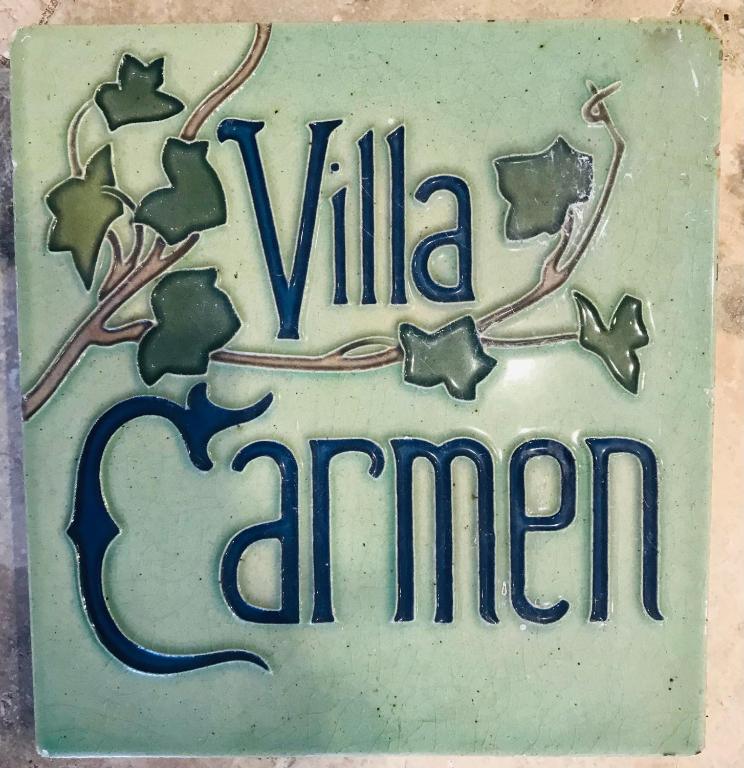 a sign that says villa american at Villa Carmen in Touques
