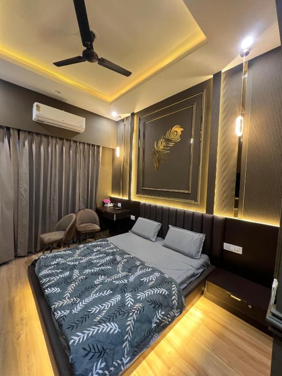 een slaapkamer met een bed en een plafondventilator bij CASA NOVA luxury in Greater Noida