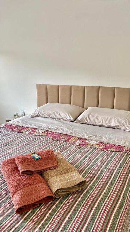 Ένα ή περισσότερα κρεβάτια σε δωμάτιο στο Ape Panoramico no Centro com ar condicionado