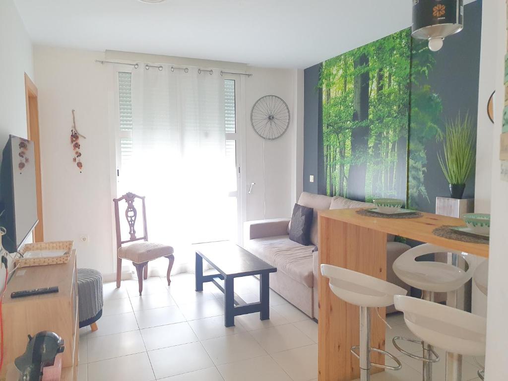 una sala de estar con un sofá y una mesa en Apartamento San Juan 2, en Murcia
