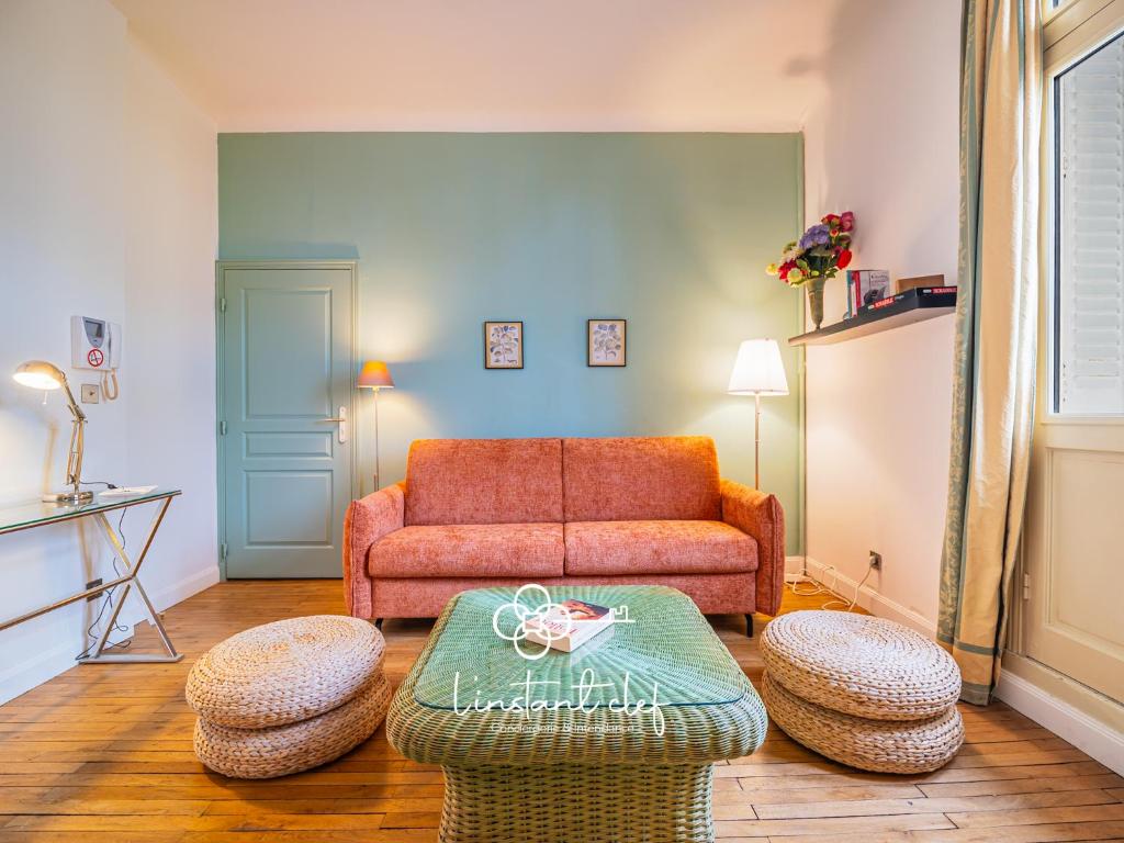 uma sala de estar com um sofá e uma mesa em Escale de charme à Tours - Patio & hyper centre em Tours