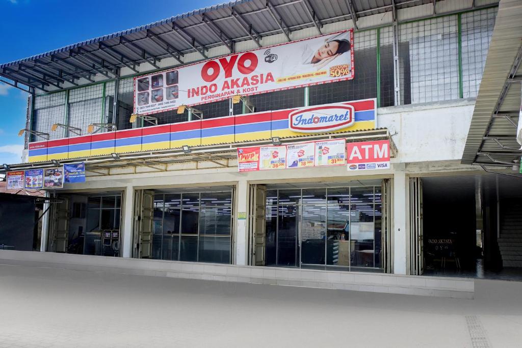 een gebouw met veel borden erop bij OYO 94903 Akasia Guesthouse in Perbaungan
