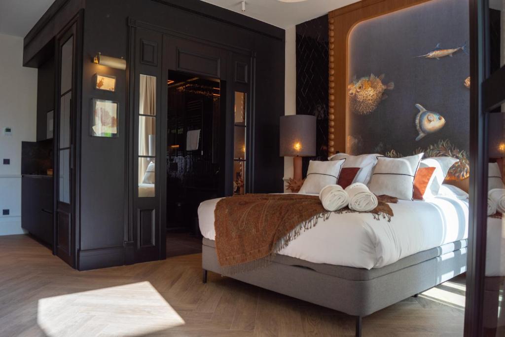 Un dormitorio con una cama grande con almohadas blancas. en Boada Riera - The RoomsbyReini, en Terrassa