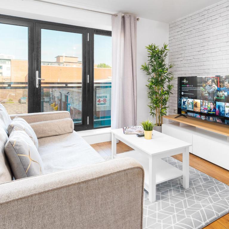 Et opholdsområde på 2 Bedroom Apartment - City Centre - Parking - Balcony - Netflix 5AC