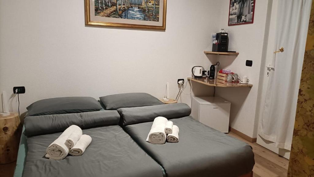 - un lit avec des serviettes dans l'établissement Il nido, à Ziano di Fiemme