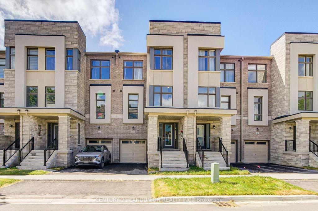 een appartementencomplex met een auto ervoor geparkeerd bij Modern in Richmond Hill in Richmond Hill