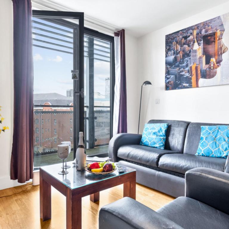 un soggiorno con un divano e un tavolo di Stylish Apartment - Private Parking - Balcony - Chinatown - 49Arc a Birmingham