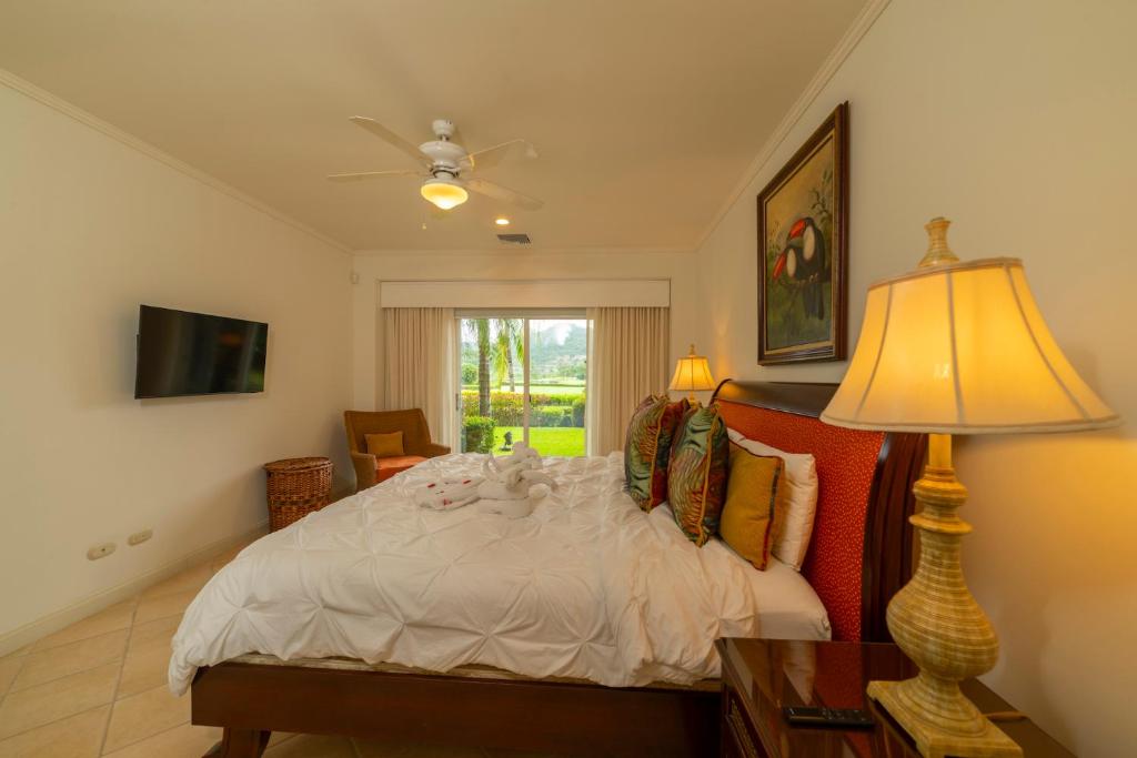 Postel nebo postele na pokoji v ubytování Del Mar 4O 2 bdr Garden View in Los Suenos